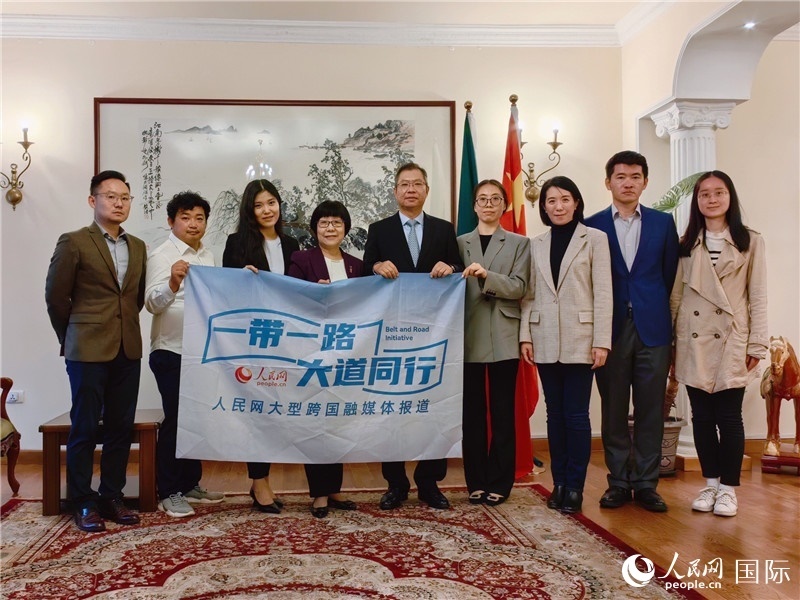 胡長春大使、駐非盟使團工作人員與人民網(wǎng)記者合影。