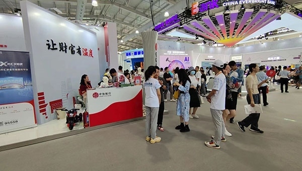 在銀行展臺(tái)，“溫度”成為了高頻詞匯。人民網(wǎng)記者 李彤?dāng)z