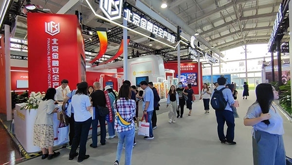 金融安全、投資者教育是金融服務(wù)展區(qū)知識(shí)科普的重要展示環(huán)節(jié)。人民網(wǎng)記者 李彤?dāng)z