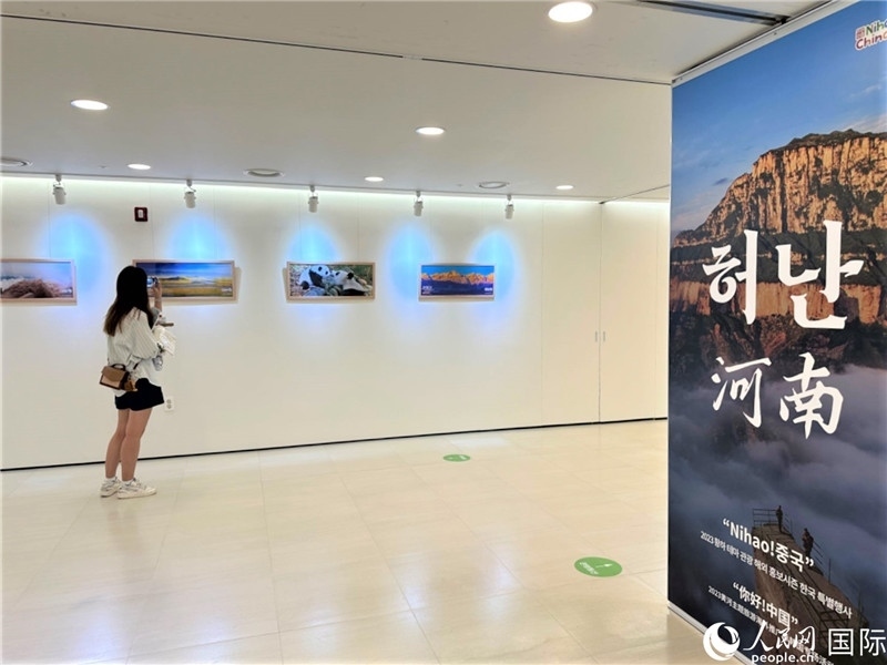 2.民眾參觀“看九曲黃河 聽華夏故事”主題展。人民網(wǎng)記者 馬菲攝