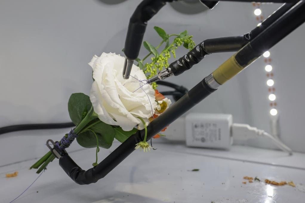 9月4日，在服貿(mào)會(huì)首鋼園區(qū)北京友誼醫(yī)院展臺(tái)，圖邁單臂腔鏡手術(shù)機(jī)器人用手術(shù)線打結(jié)。新華社記者 張玉薇 攝