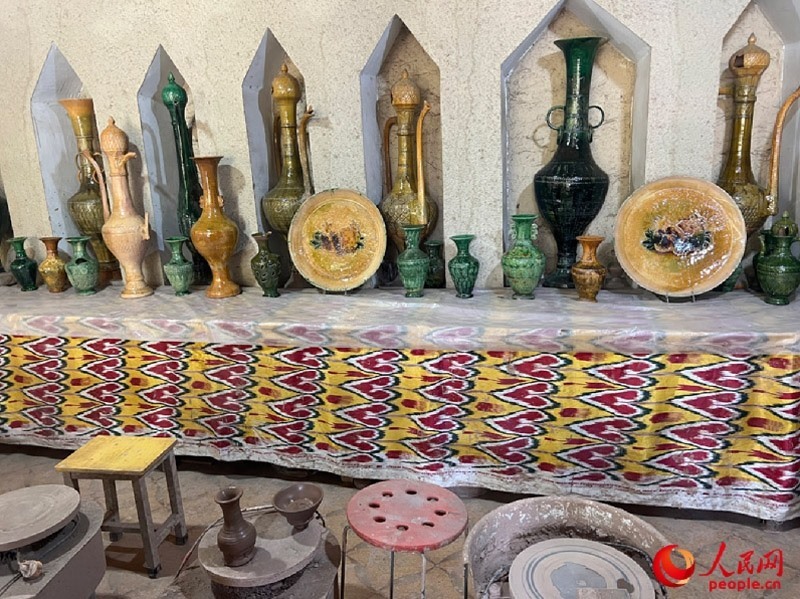 游客制作土陶體驗(yàn)區(qū)。人民網(wǎng)記者 常雪梅攝