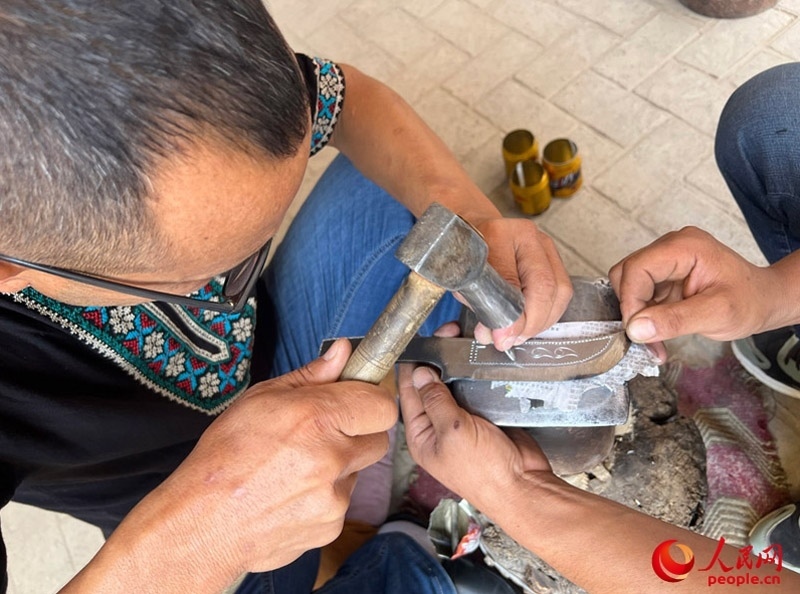 手工制作英吉沙小刀。人民網(wǎng)記者 常雪梅攝