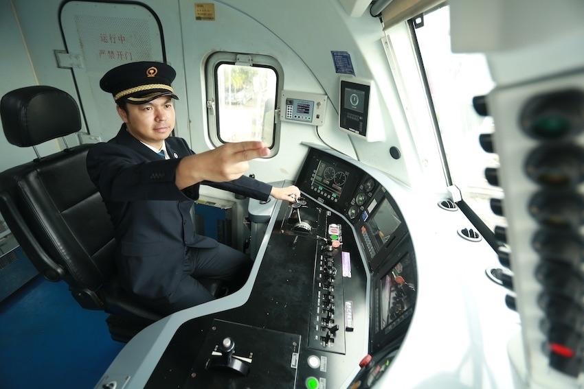 發(fā)車(chē)前，仲俊斕確認(rèn)儀表、指示燈狀態(tài)正常。成都機(jī)務(wù)段供圖