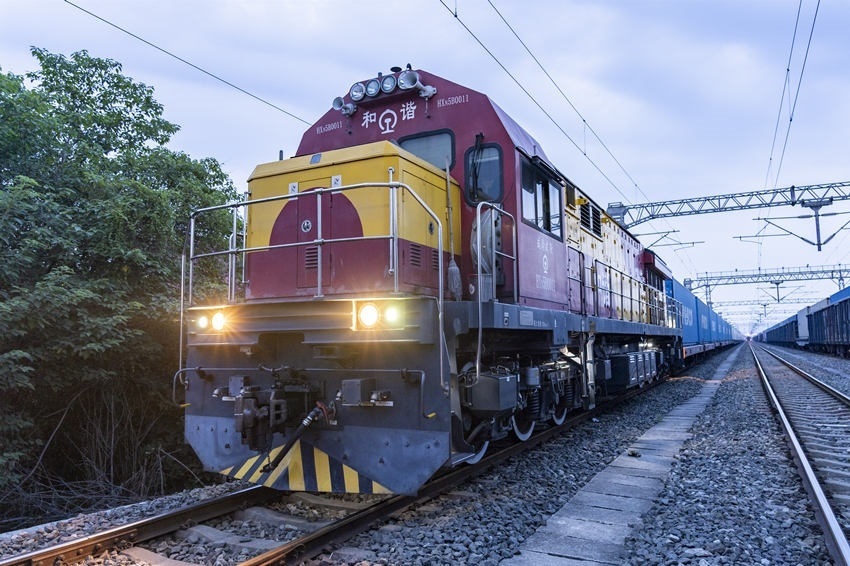 首趟中歐班列（成都）冷鏈專(zhuān)列到達(dá)成都國(guó)際鐵路港。青白江區(qū)委宣傳部供圖