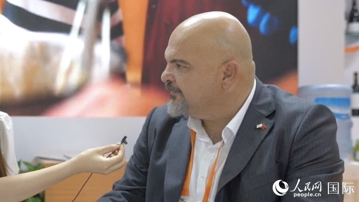 塞浦路斯首席經(jīng)濟商務(wù)參贊歐陽路接受記者采訪。人民網(wǎng) 王禹蘅攝
