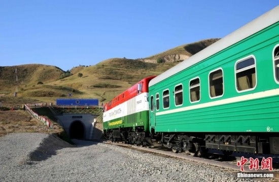 2016年8月24日，塔吉克斯坦“瓦赫達特-亞灣”鐵路通車。這是絲綢之路經(jīng)濟帶框架下首個開工并建成的鐵路項目，具標志性意義。圖為火車進入由中鐵十九局集團有限公司承建的隧道。文龍杰 攝