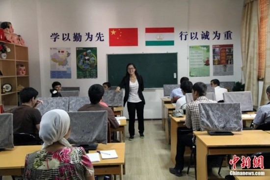 2014年，塔吉克斯坦國立民族大學的孔子學院內(nèi)，教師正在為塔吉克斯坦學生授課。田冰 攝