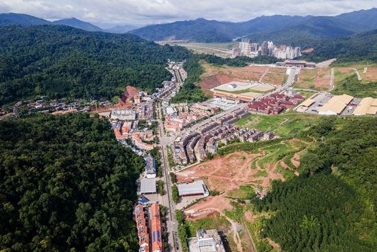 磨憨口岸俯瞰，右前方高層白色建筑群為老撾境內(nèi)。人民網(wǎng)記者 符皓攝