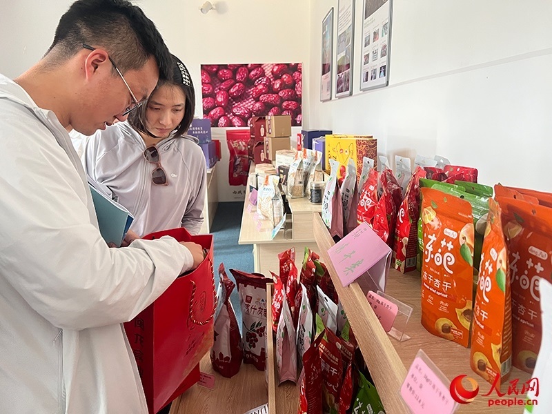 消費者在選購產(chǎn)品。人民網(wǎng)記者 常雪梅攝