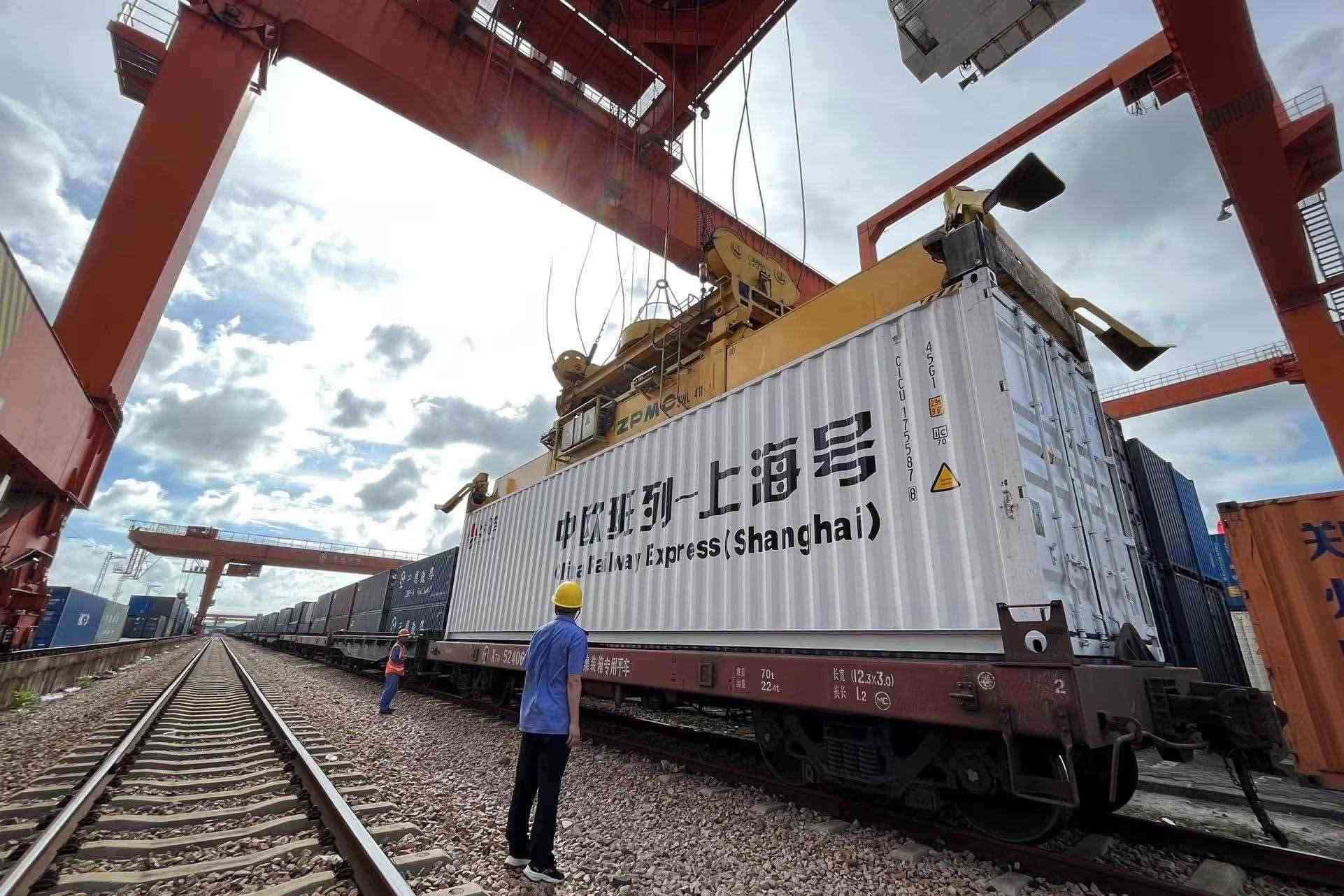 鐵路上海貨運(yùn)中心閔行站貨場(chǎng)內(nèi)，吊機(jī)在貨運(yùn)員的監(jiān)裝下進(jìn)行裝車(chē)落箱作業(yè)。人民網(wǎng) 皇甫萬(wàn)里攝