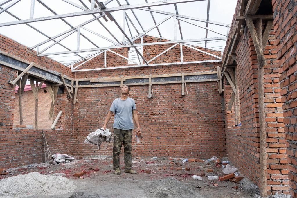 近日，在黑龍江省尚志市老街基鄉(xiāng)基豐村，村民劉環(huán)茂查看新建的房屋。新華社記者 謝劍飛 攝