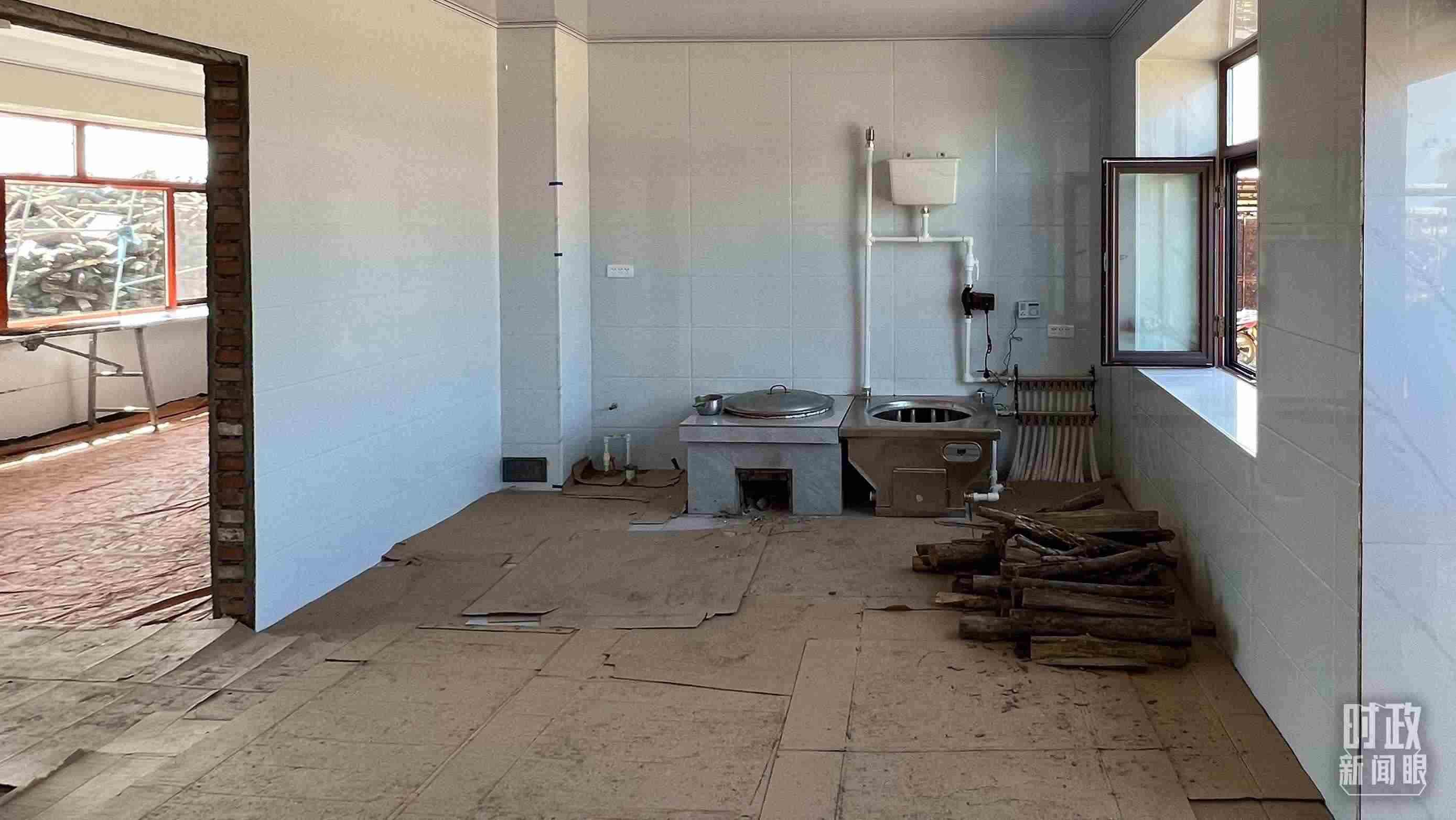 △龍王廟村內(nèi)，受災(zāi)房屋內(nèi)部正在進(jìn)行翻修。（總臺央視記者邢彬拍攝）