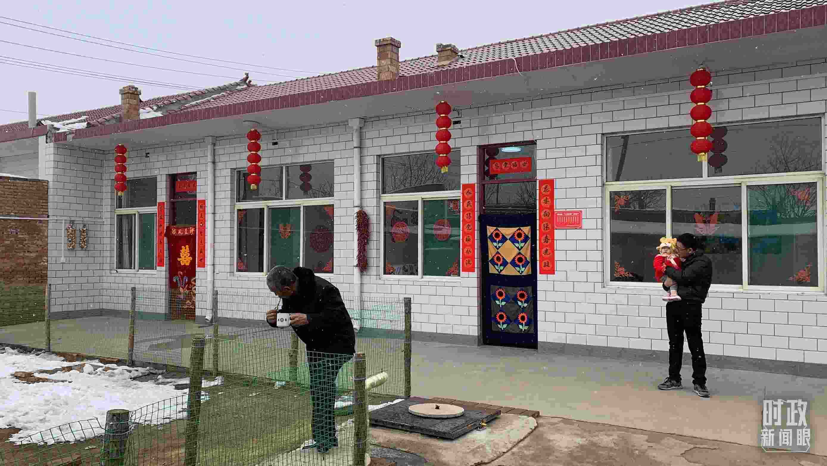 △ 當(dāng)年春節(jié)來臨之前，馮南垣村受災(zāi)村民全部搬進(jìn)了新家。（總臺央視記者段德文拍攝）