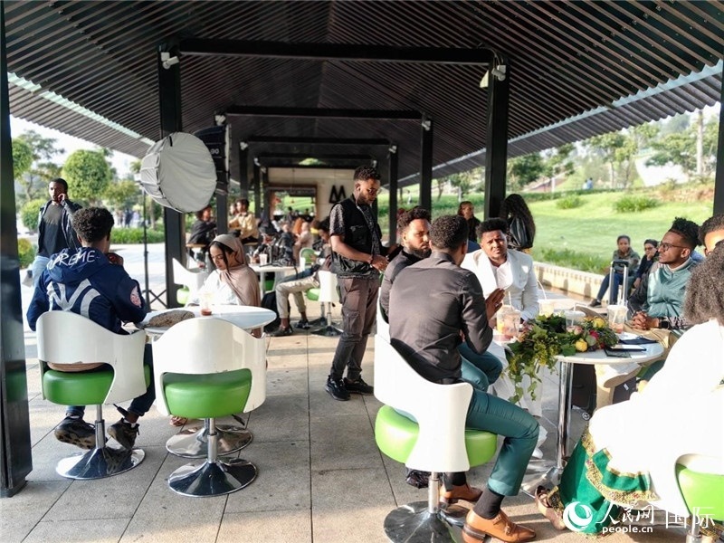 友誼廣場(chǎng)的果汁店一座難求。人民網(wǎng)記者 陳星星攝