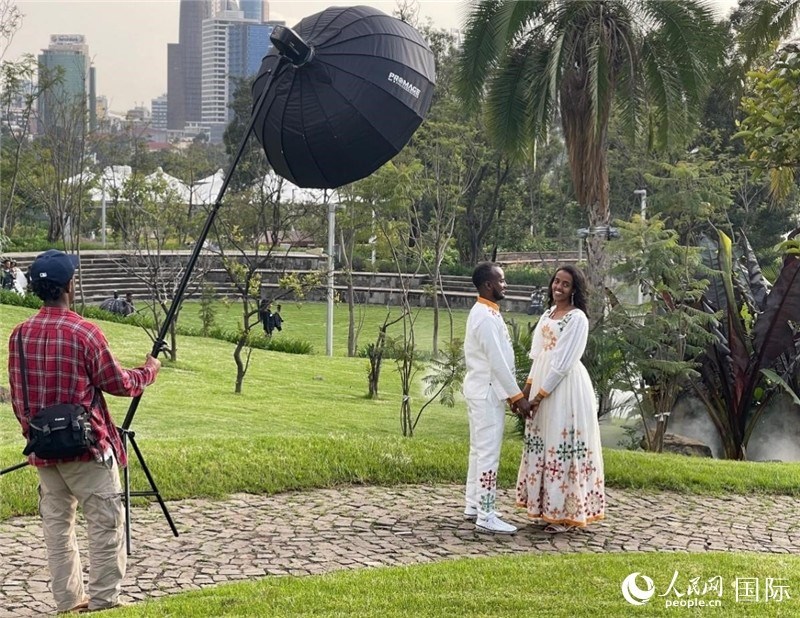 一對(duì)新人在友誼廣場(chǎng)拍照。人民網(wǎng)記者 趙艷紅攝