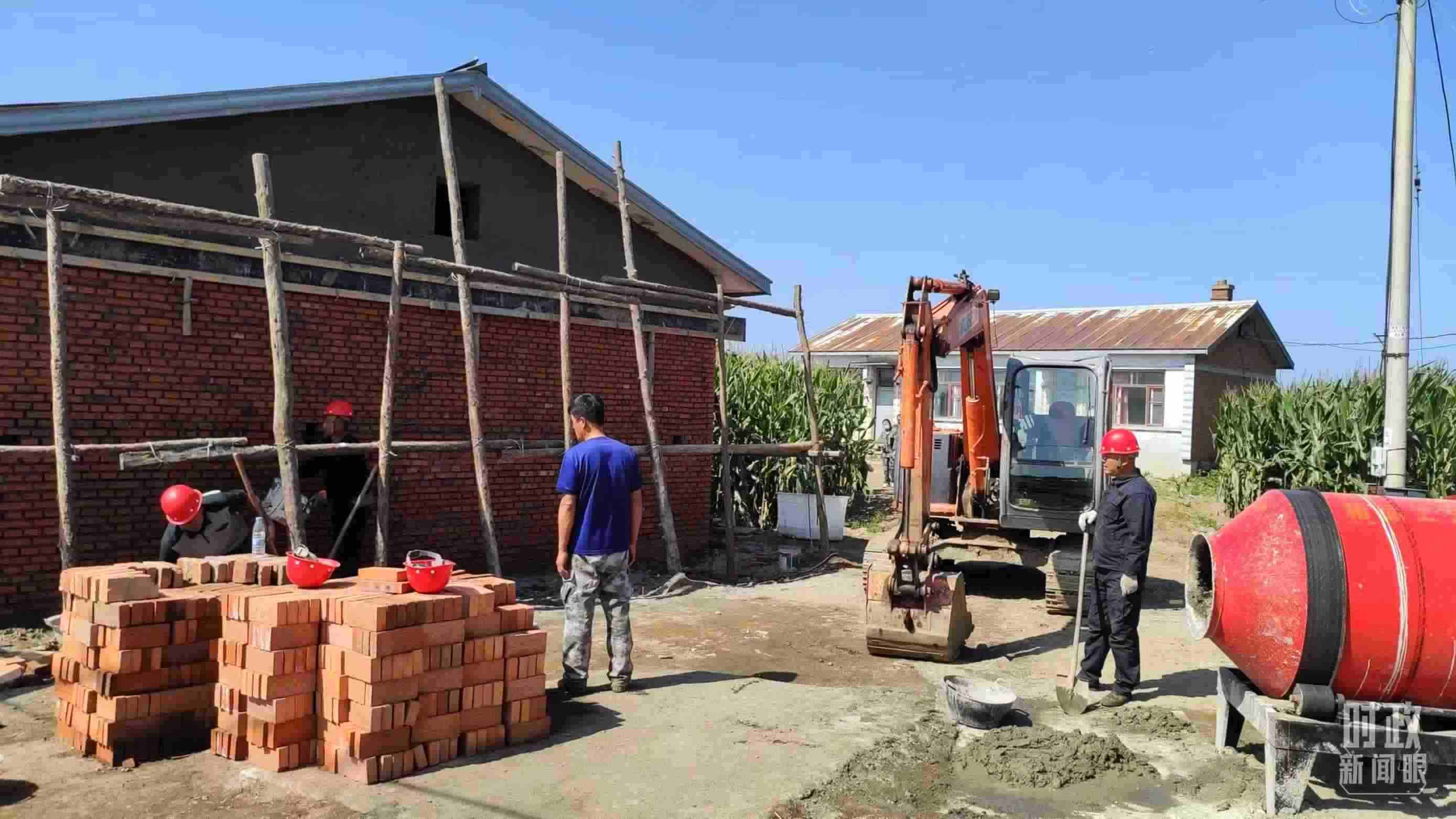 △村民正在修繕被損的房屋。（總臺央視記者薛冠南拍攝）