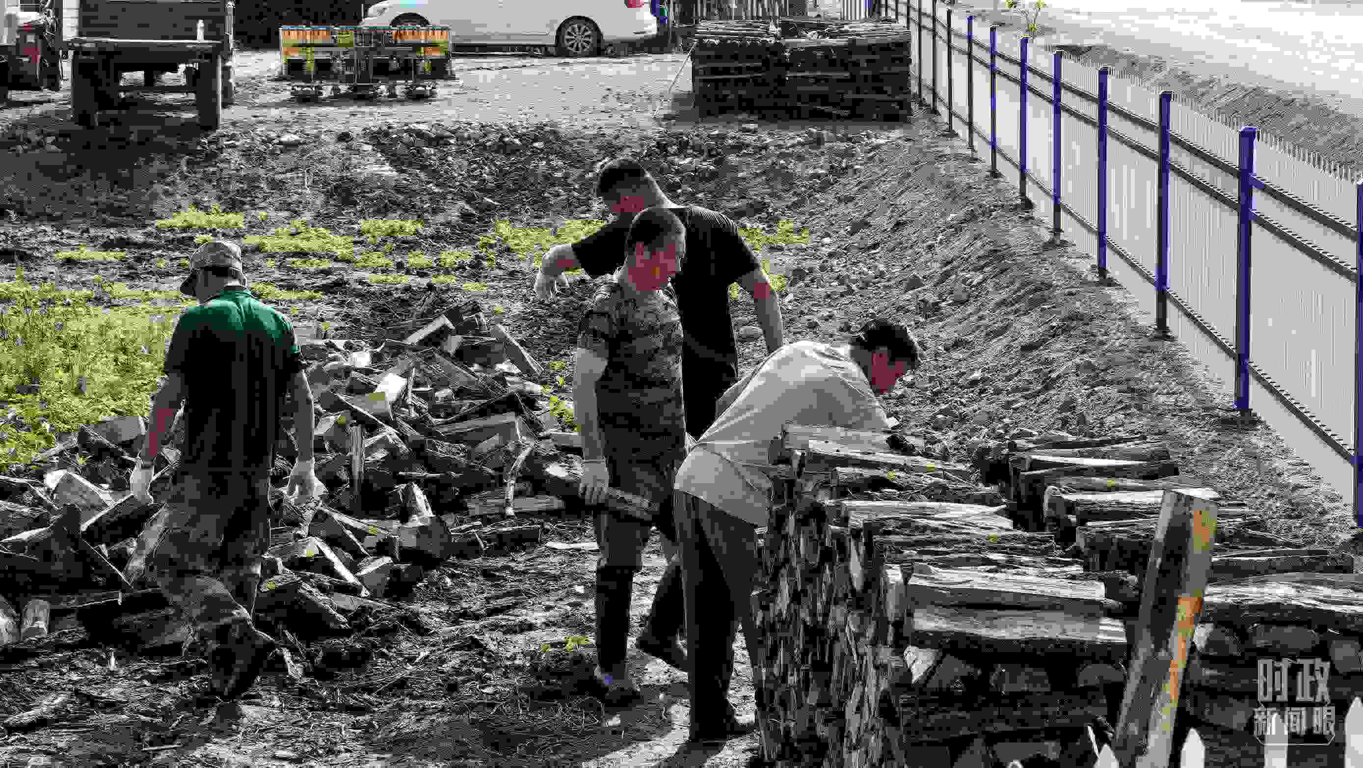 △村民正在整理家中被洪水沖垮的柴火垛。（總臺央廣記者潘毅拍攝）