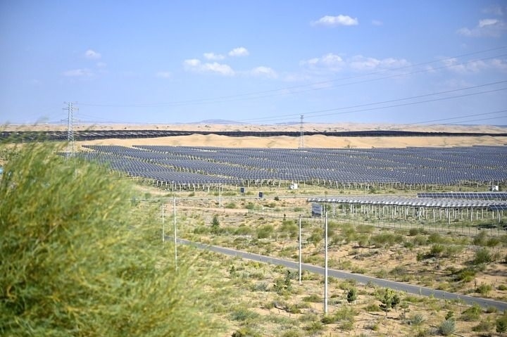 這是2023年8月24日拍攝的內(nèi)蒙古鄂爾多斯市達(dá)拉特光伏基地。新華社記者 賀書(shū)琛 攝