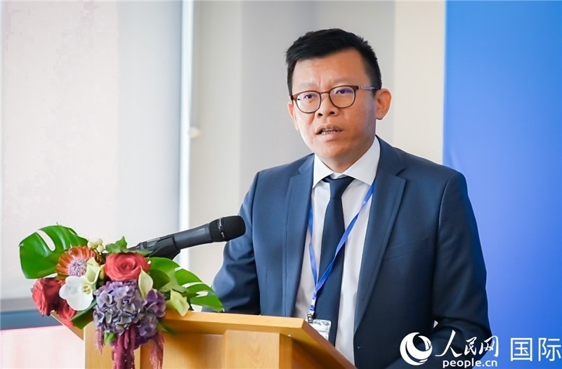 圖為中遠(yuǎn)海運(yùn)(歐洲)公司副總裁李震宇致辭。人民網(wǎng) 郭錦標(biāo)攝