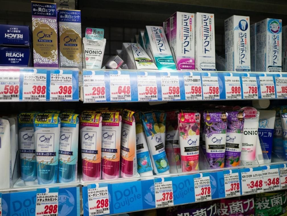 這是8月16日在日本東京新宿一商場拍攝的貨架。新華社記者張笑宇攝