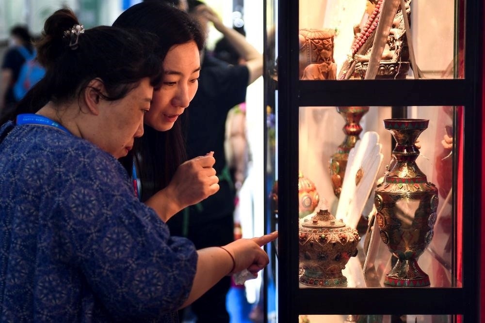 △2023年8月24日，參觀者在第十四屆中國—東北亞博覽會現(xiàn)場選購尼泊爾特色商品。