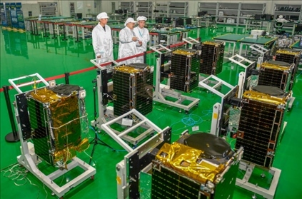 △2022年10月17日，位于吉林長春的長光衛(wèi)星技術(shù)股份有限公司科研人員在衛(wèi)星總裝測試大廳進(jìn)行相關(guān)測試工作。