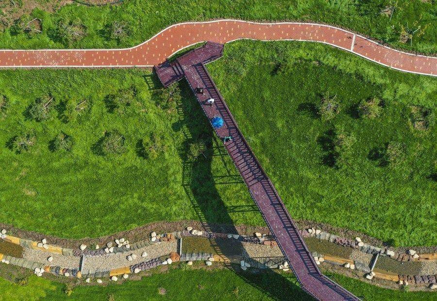 △游人在吉林長春市九臺區(qū)清水村千畝苗木花卉休閑旅游觀光產(chǎn)業(yè)園區(qū)參觀游覽。