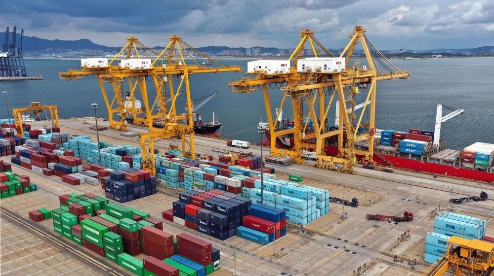 △在遼寧大連市遼寧港口集團(tuán)大連港集裝箱碼頭，貨輪在裝卸集裝箱。