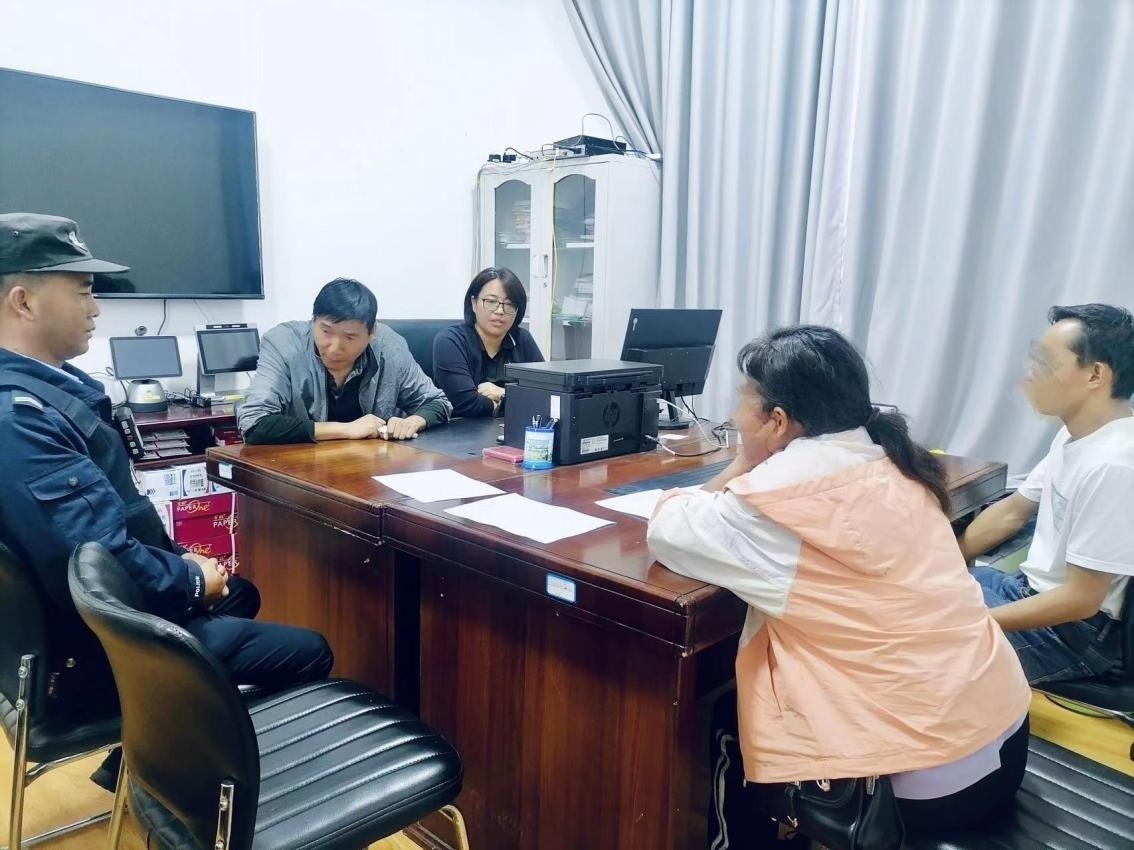 2023年8月4日，和立峰（左二）在調解一起家庭婚姻糾紛。受訪者供圖