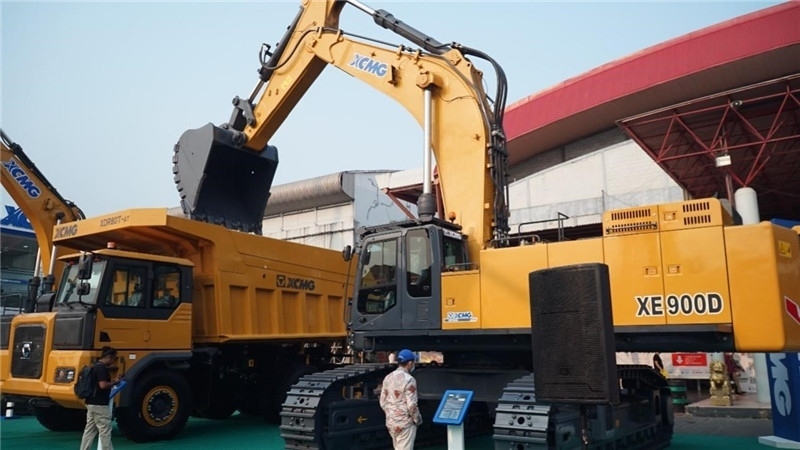 徐工集團展出的90噸礦用挖掘機與80噸自卸車。石偉攝影