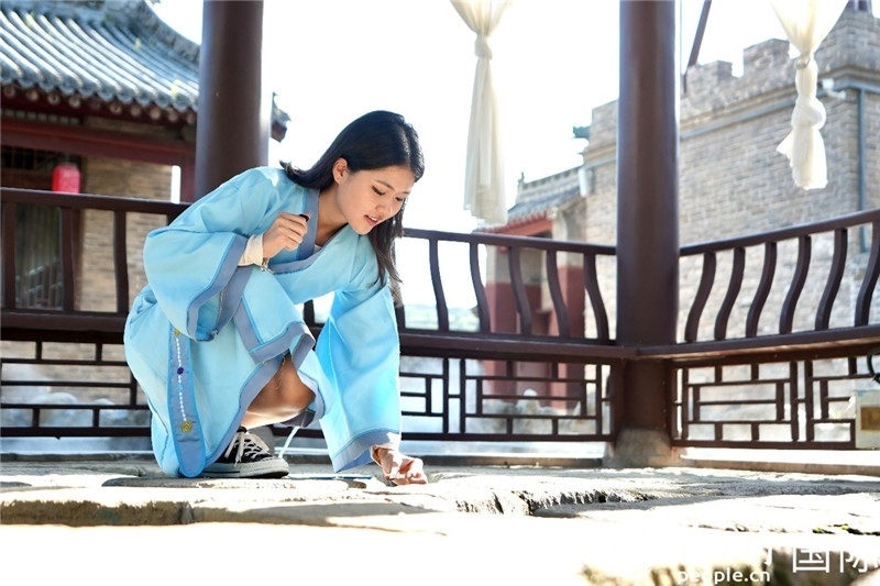 圖為選手在“曲水流觴亭”將“桃心”蠟燭放入渠中。人民網 盧鵬宇攝