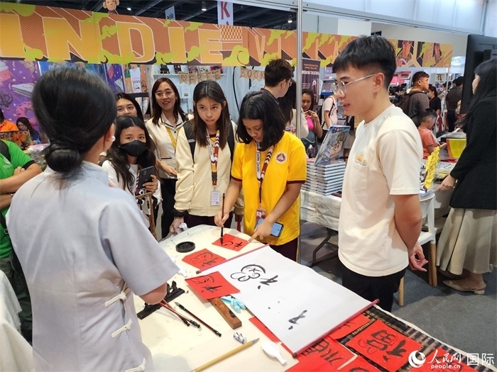 中國(guó)圖書展亮相第43屆菲律賓馬尼拉國(guó)際書展。人民網(wǎng)記者 樊帆攝