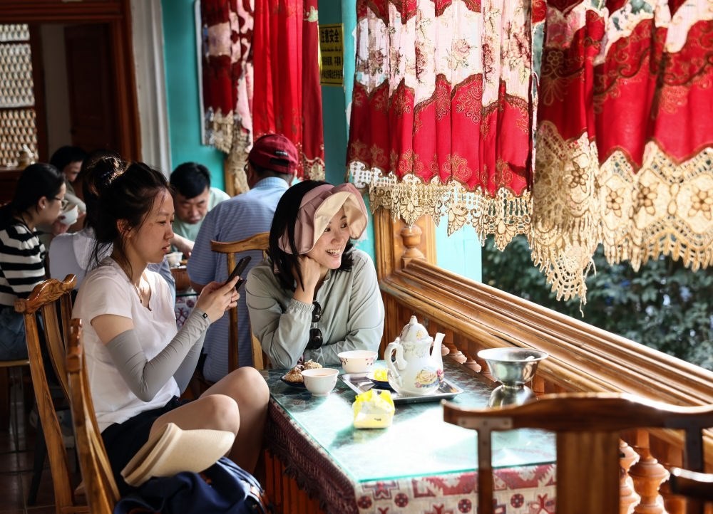 游客在新疆喀什古城景區(qū)百年老茶館內(nèi)品茶小憩（2023年9月7日攝）。新華社記者 蘭紅光 攝