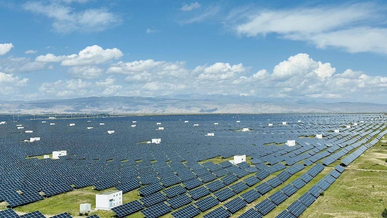 遠眺青海省海南州光伏發(fā)電園區(qū)。人民網(wǎng) 劉沛然攝