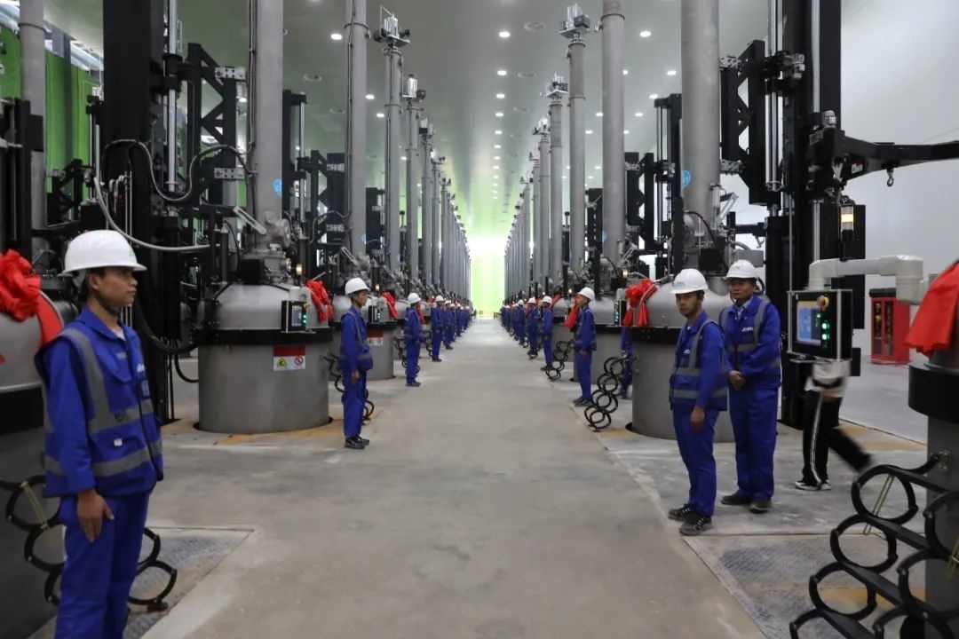 晶科能源二期20GW拉棒切方項目投產(chǎn)現(xiàn)場。南川工業(yè)園區(qū)管委會供圖