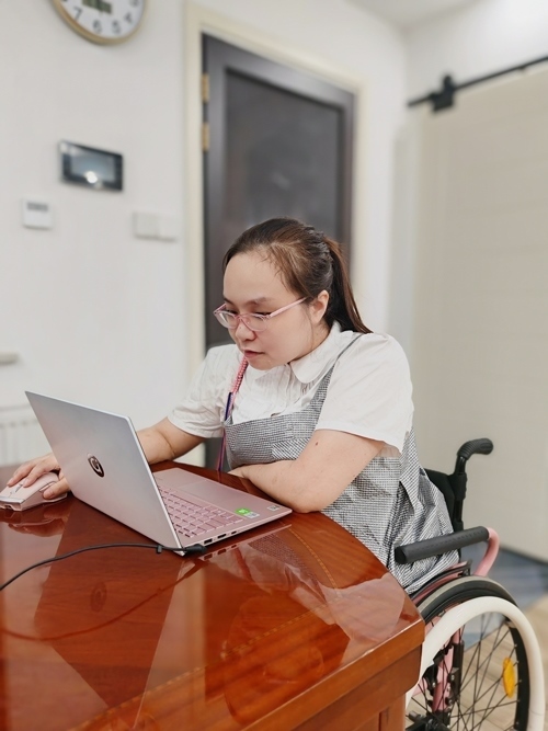 杜誠誠在準備電影講解稿。 魏涵玉攝