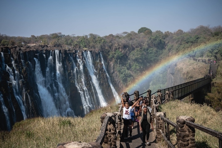 8月21日，游客在贊比亞觀賞維多利亞瀑布景色。