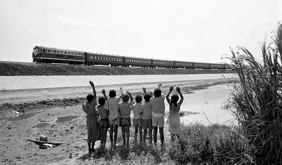 贊比亞魯西瓦西湖畔的少年兒童歡迎坦贊鐵路的列車通到他們的家鄉(xiāng)（1976年攝）。