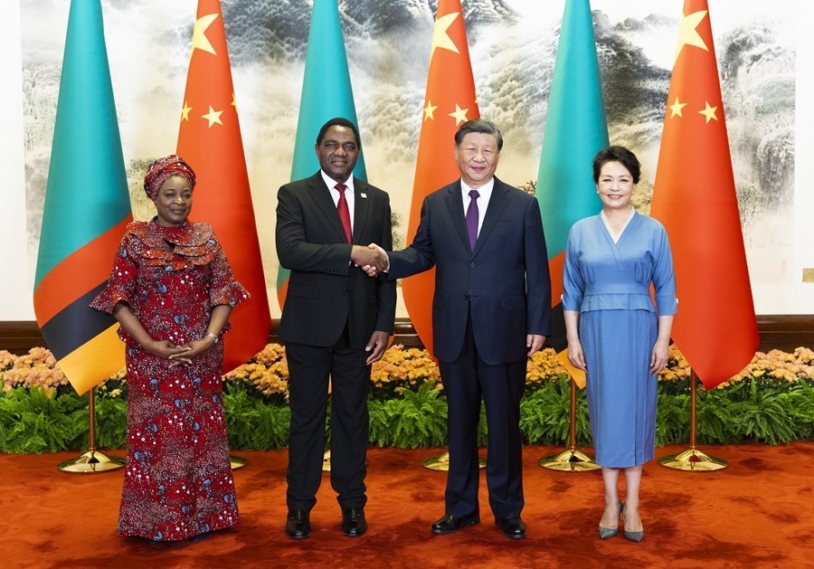 這是會(huì)談前，習(xí)近平主席和夫人彭麗媛同希奇萊馬總統(tǒng)和夫人穆廷塔合影。