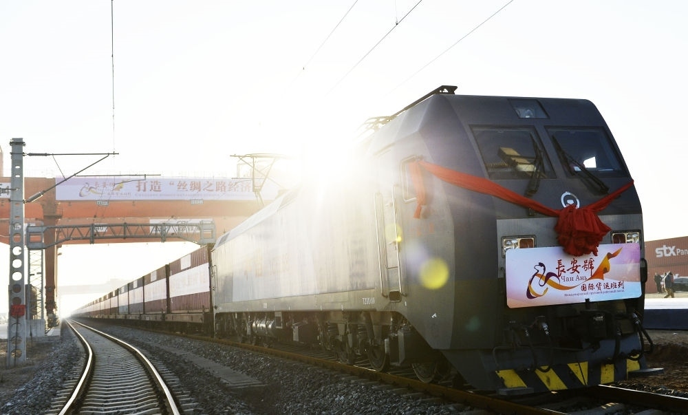 2013年11月28日，首趟由西安發(fā)往哈薩克斯坦阿拉木圖的長(zhǎng)安號(hào)國(guó)際貨運(yùn)列車(chē)等待出發(fā)。新華社記者 劉瀟 攝