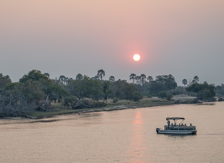 8月23日，在贊比亞拍攝的贊比西河上的游船。