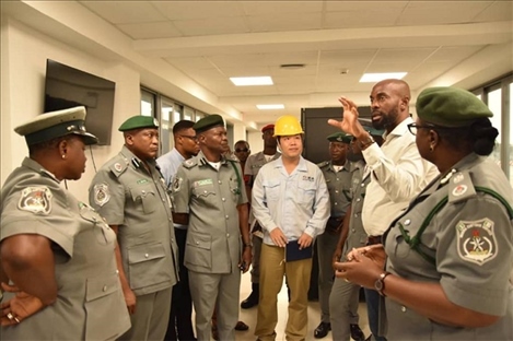 萊基港員工向海關(guān)工作人員講解掃描儀使用方法。受訪者供圖