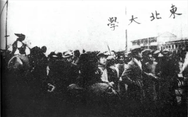 △東北大學學生走在一二·九請愿游行隊伍最前列。