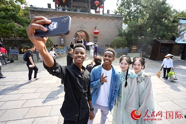兩對雙胞胎偶遇合影。人民網(wǎng) 盧鵬宇攝