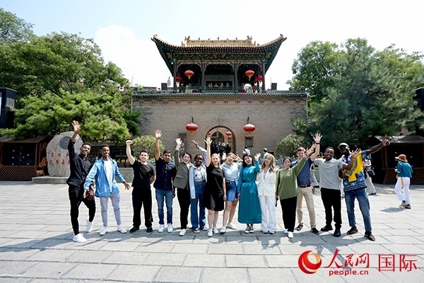 選手們在御書樓前合影。人民網(wǎng) 盧鵬宇攝