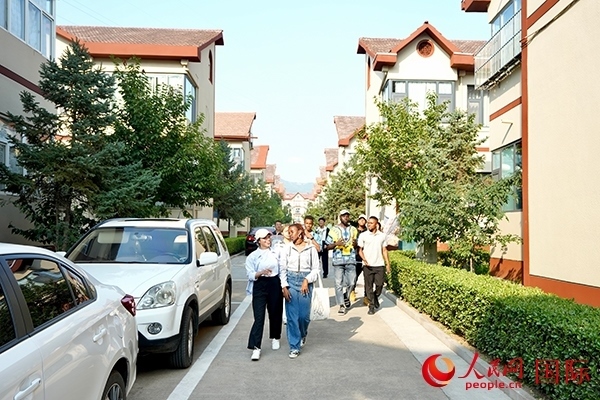 選手們在皇城村參觀。人民網(wǎng) 盧鵬宇攝