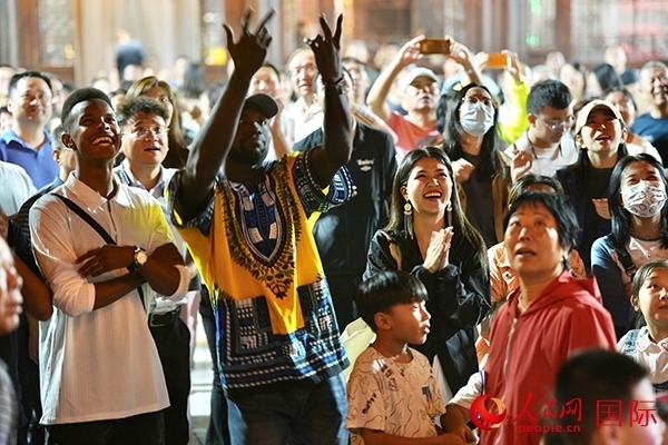 選手體驗古城巡游。人民網(wǎng) 盧鵬宇攝