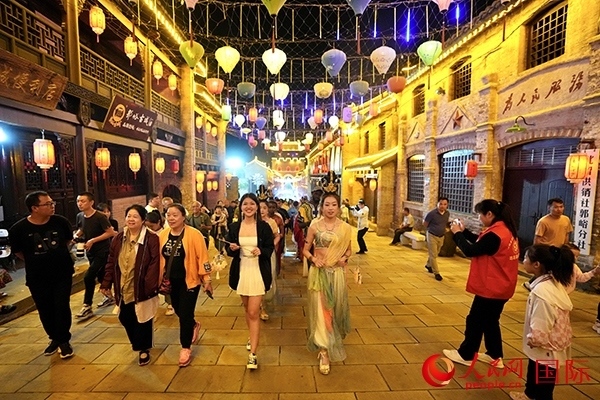 選手體驗古城巡游。人民網(wǎng) 盧鵬宇攝