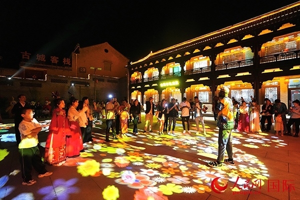 選手們和演員們一起載歌載舞。人民網(wǎng) 盧鵬宇攝